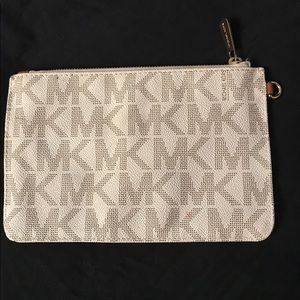Michael Kors pouch (Fast Shipping)‼️‼️